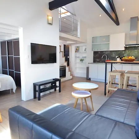 Apartmán Argia Cozy & Modern With 2 Bedrooms - Balcony - City Center